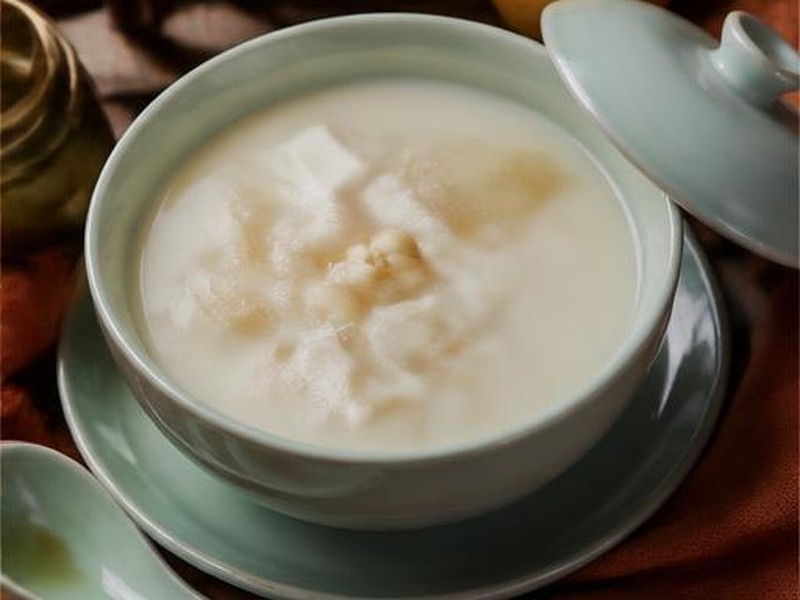 Silken Tofu, Pear & Soy Milk Soup — 雪梨豆漿燉豆腐