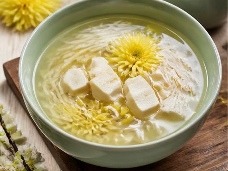 Chrysanthemum Tofu Clear Soup — 菊花豆腐清湯