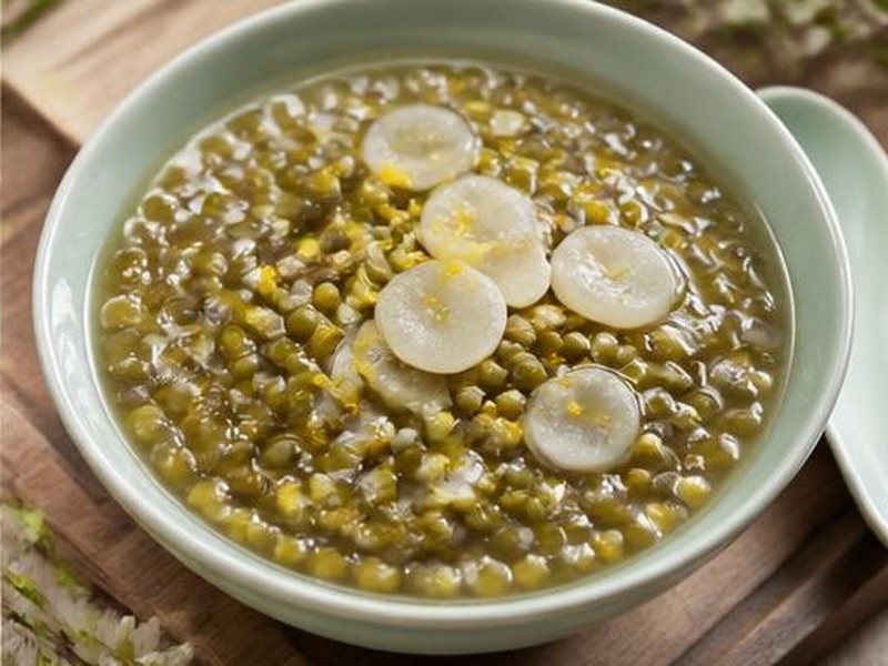 Mung Bean & Water Chestnut Sweet Soup — 綠豆馬蹄糖水